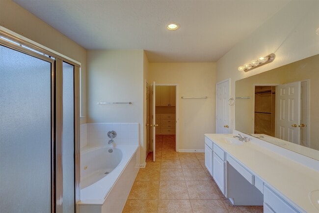 Building Photo - 2610 Ledgebrook Ln
