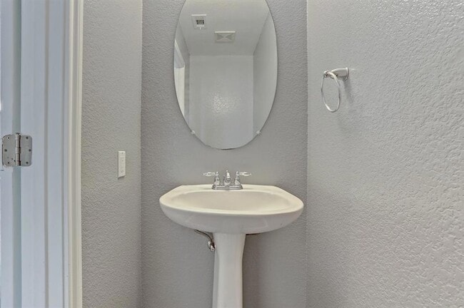 Building Photo - 5913 Silver Screen Dr