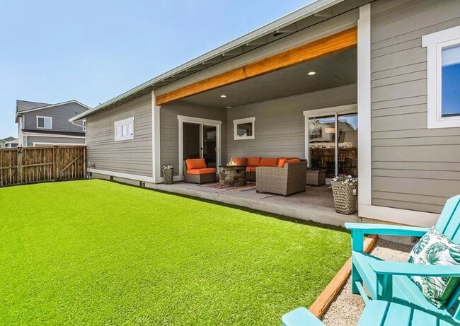 Building Photo - Furnished monthly rental, modern style home with abundant light, garage, backyard. 30-day Min.