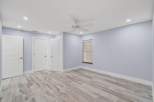 Building Photo - 3939 NE 5th Ave