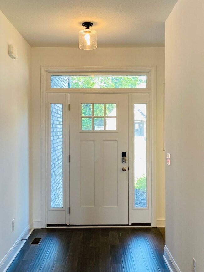 Building Photo - Luxury Home