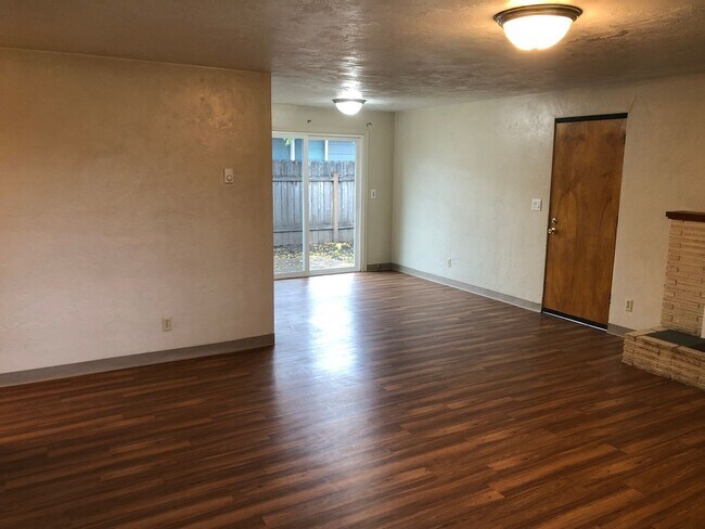 Building Photo - Updated 3 bedroom 1 bath house in Springfi...