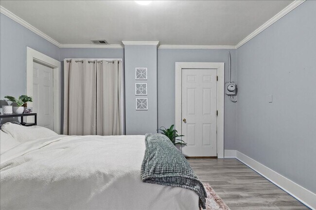 Building Photo - Spacious 3 Bedroom Apartment in Downtown Urbana