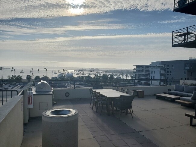 Building Photo - Downtown Loft living in Little Italy