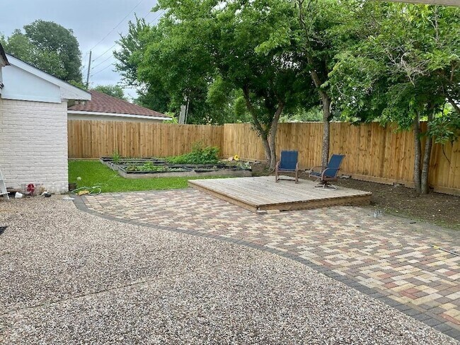 Building Photo - 2419 Briarlee Dr