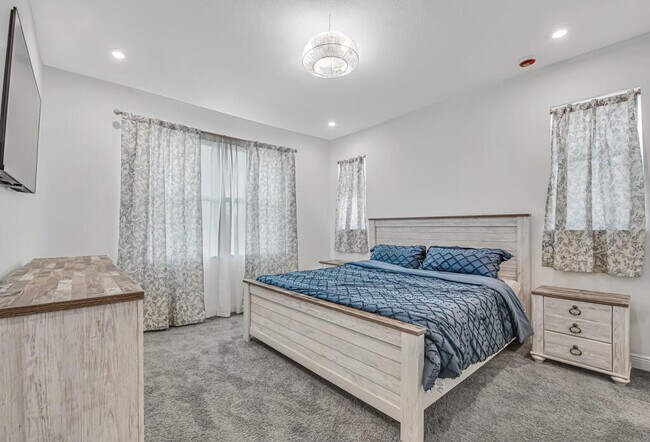 Building Photo - 930 SW Pr Ave