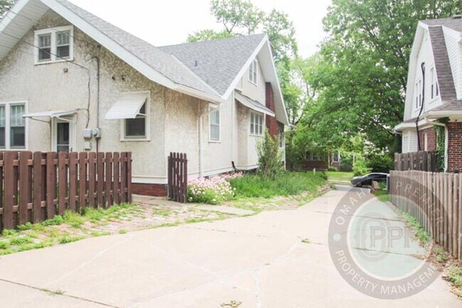 Building Photo - 3 Bedroom 2 Bathroom Family Home