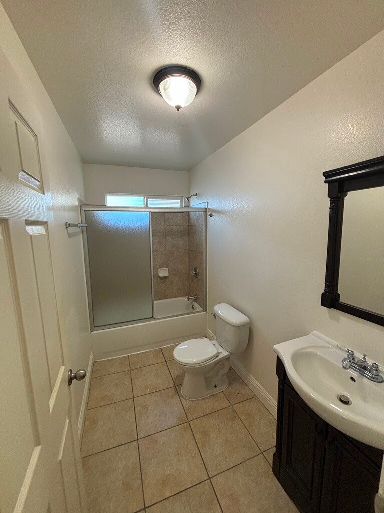 Building Photo - 834 1/2 E 77th St