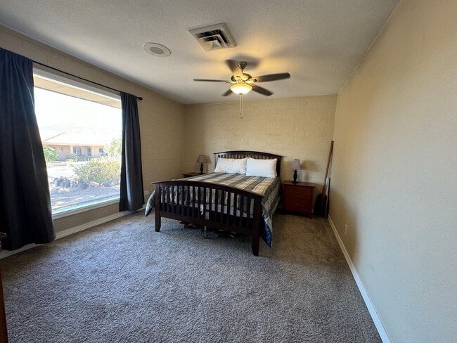 Building Photo - 3 Bedroom Furnished Home with UTILITIES INCLUDED with Courtyard Near the Colorado River 3-12 mont...