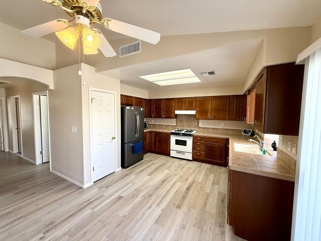 Building Photo - Charming 2 Bed, 2 Bath Home with Open Floo...
