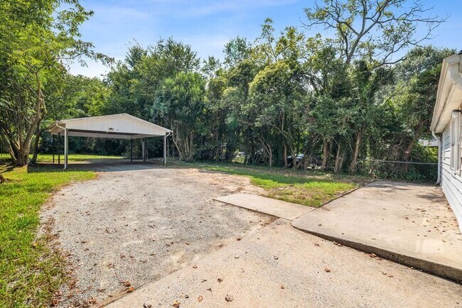 Building Photo - Updated Home with Hardwood Floors, LR & De...