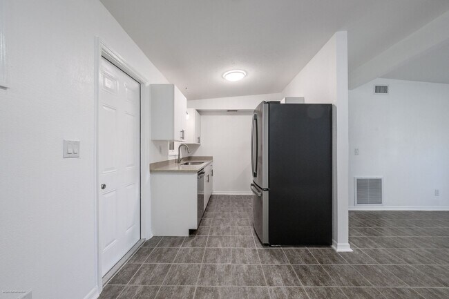 Building Photo - CLOSE TO HISTORIC DISTRICT AND PARKS