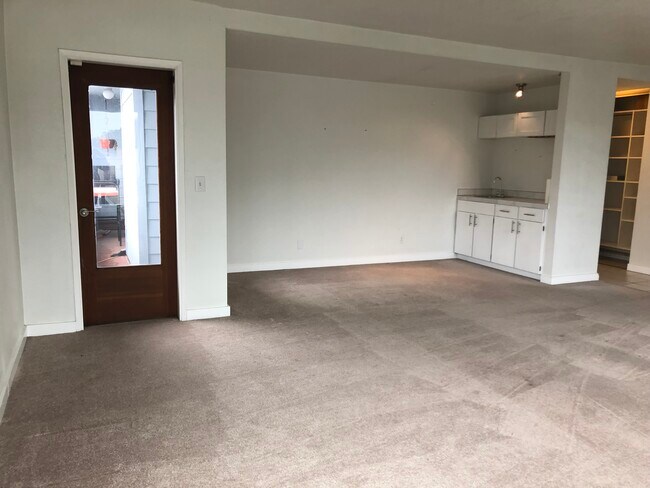 Dining area with bar and storage - 1404 W Boston St