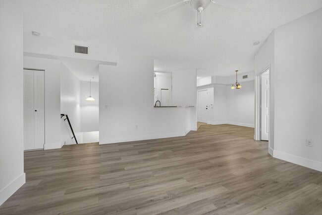 Building Photo - 340 Crestwood Cir