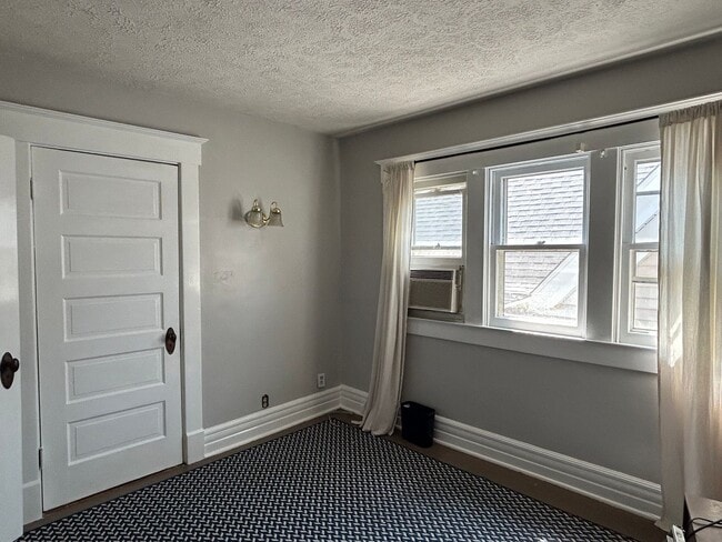 Building Photo - Deer Park 3 Bed 2 Bath Bungalow