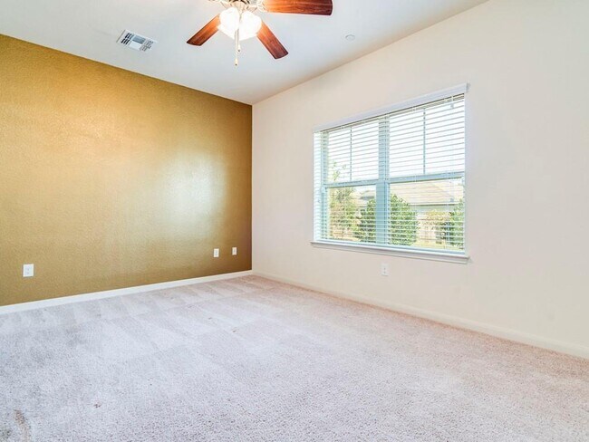 Building Photo - 1620 Bryant Dr