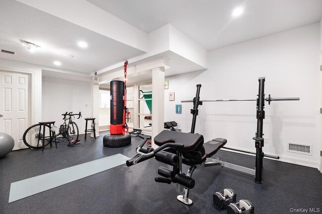 Building Photo - 11 School Ln