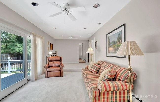 Building Photo - 12 Windsor Dr