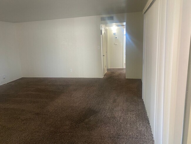 Building Photo - 808 E Kaweah Ave