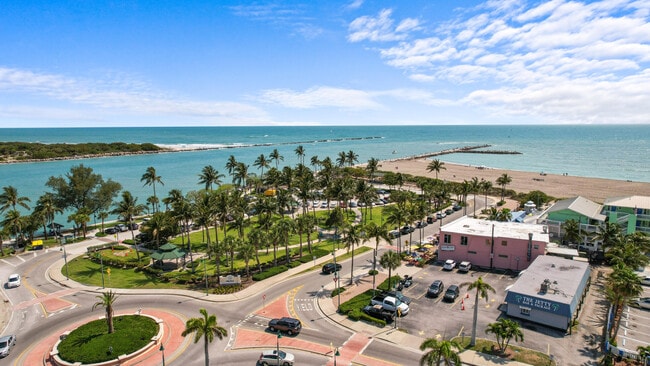 Building Photo - 711 S Ocean Dr