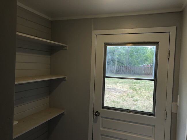 Building Photo - 3 bedroom 1 bathroom house in Springfield!