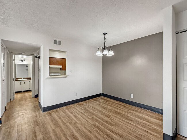 Building Photo - 5560 E Virginia St