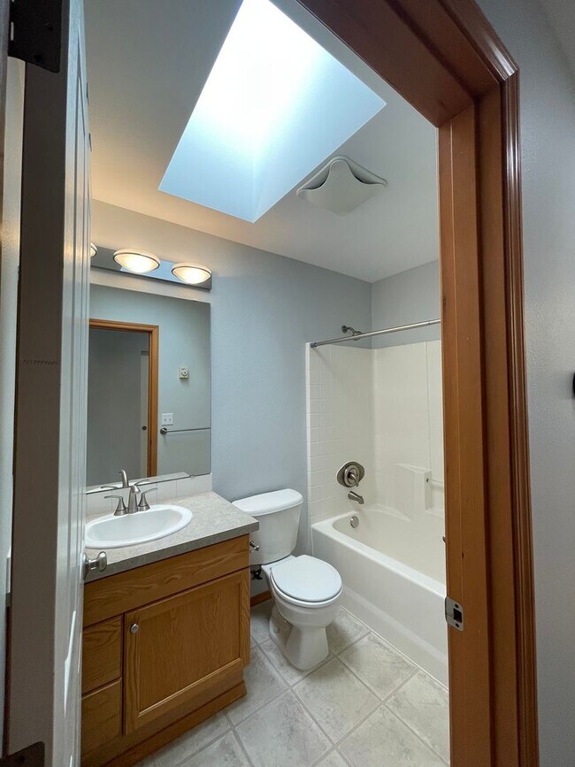 Building Photo - Spacious 5BR / 3BA Beacon Hill Home – 2,210 SF – $3900 – Pets OK