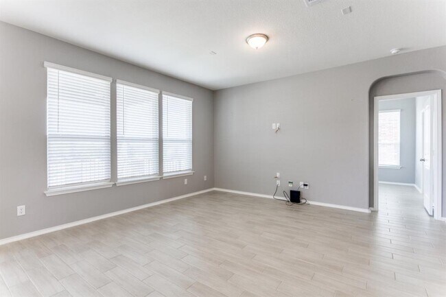 Building Photo - 1100 Desaix Dr