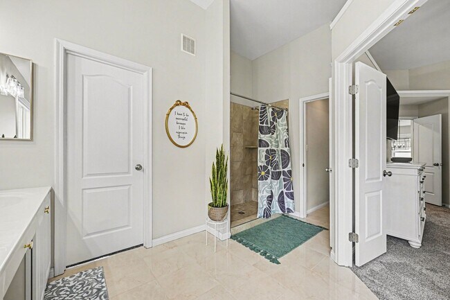 Building Photo - Freshly Renovated 4 Bedroom Home In Centerville OH