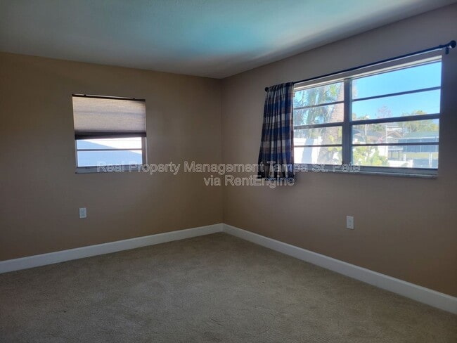 Building Photo - 1985 Cove Dr