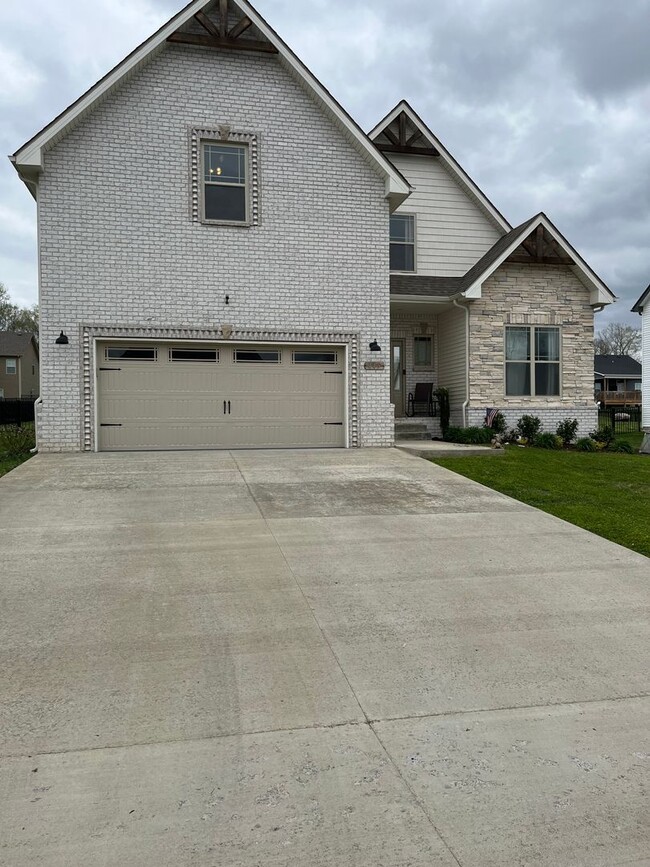 Building Photo - Georgous Large Open Floor Plan Home with Easy Commute to Nashville
