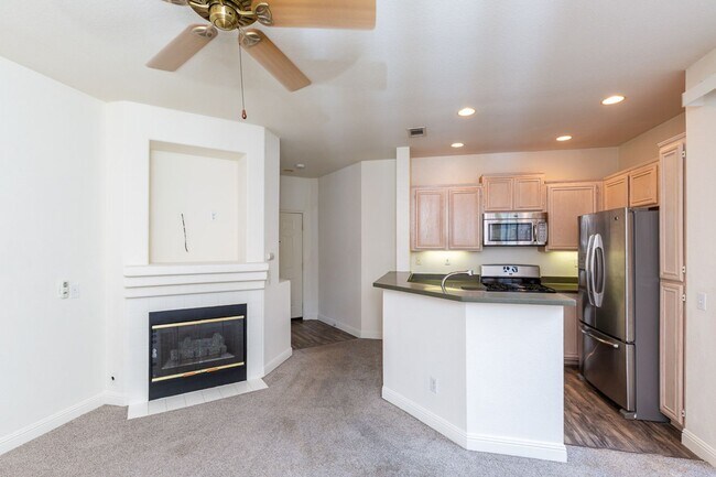 Building Photo - 2 Bedroom Townhome in Scripps Ranch