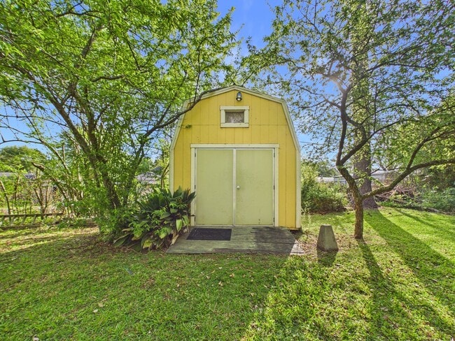 Building Photo - COMING SOON! Charming Cottage in the Center of Town