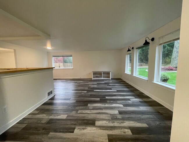 Building Photo - Charming 4-Bedroom with Open Floor Plan & ...