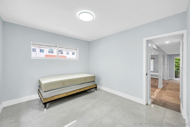 Building Photo - 828 NE 17th Way