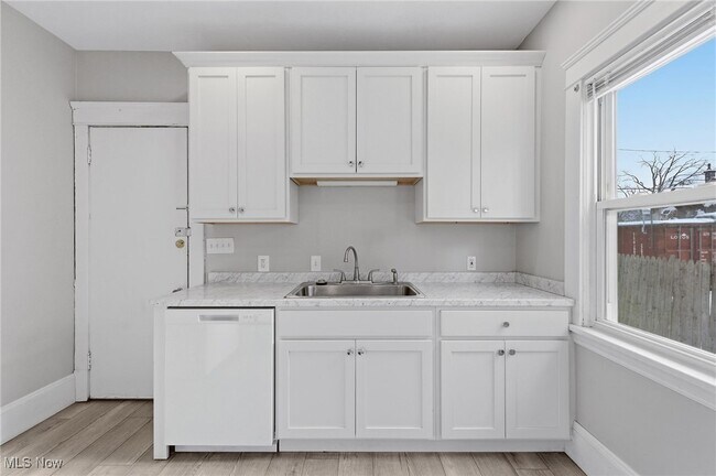 Building Photo - 1323 W 89th St