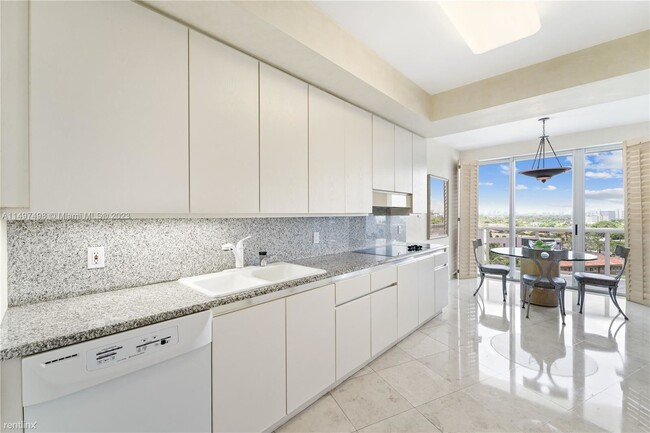 Building Photo - 2 br, 2.5 bath Condo - 9601 Collins Ave Ap...