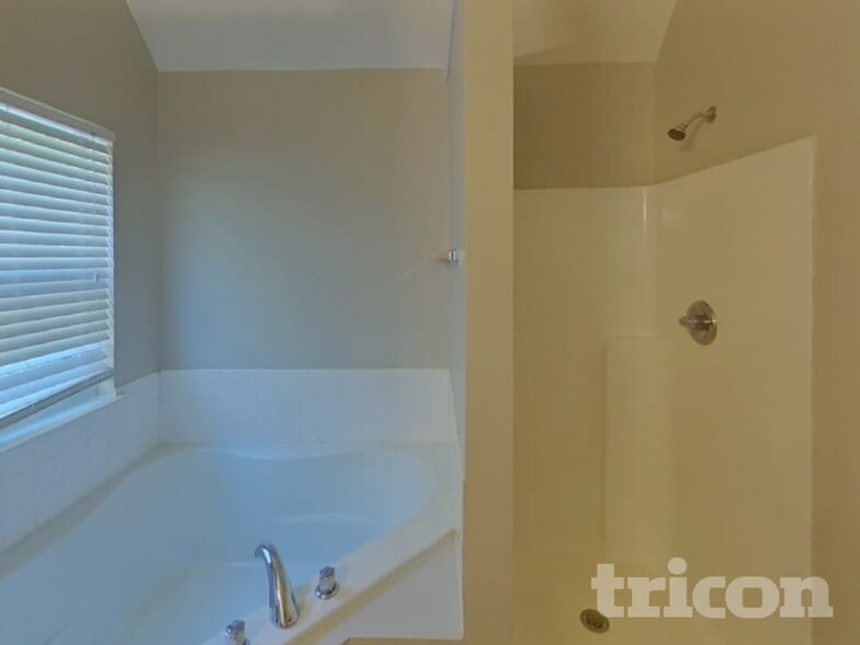 Building Photo - 11051 Southwood Dr