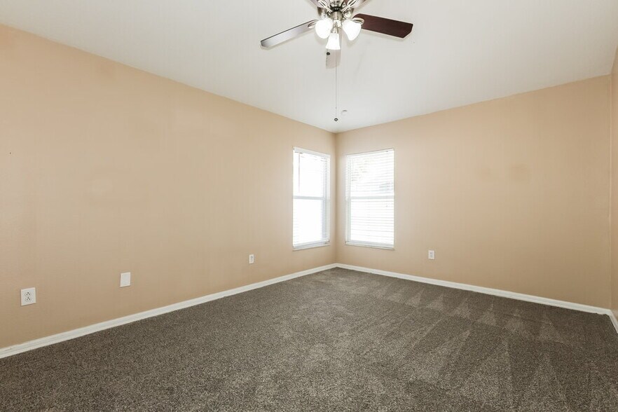 Building Photo - 25806 Bloomsbury Ct