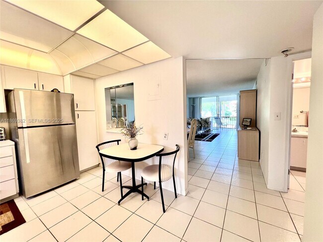 Building Photo - 671 S Hollybrook Dr