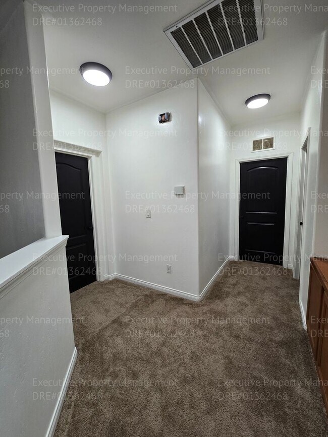 Building Photo - 3 bedroom/ 2.5 bathroom 2 story home.