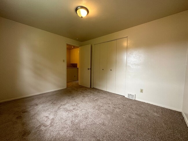 Building Photo - Enticing 2BR Townhouse with Central A/C an...