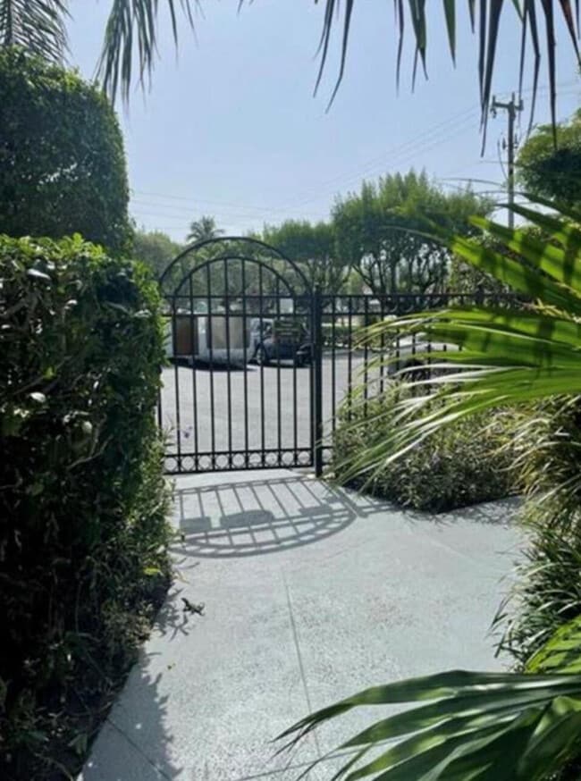 Building Photo - 1975 SE 3rd St