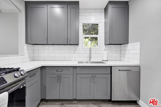 Building Photo - 201 E 91st St
