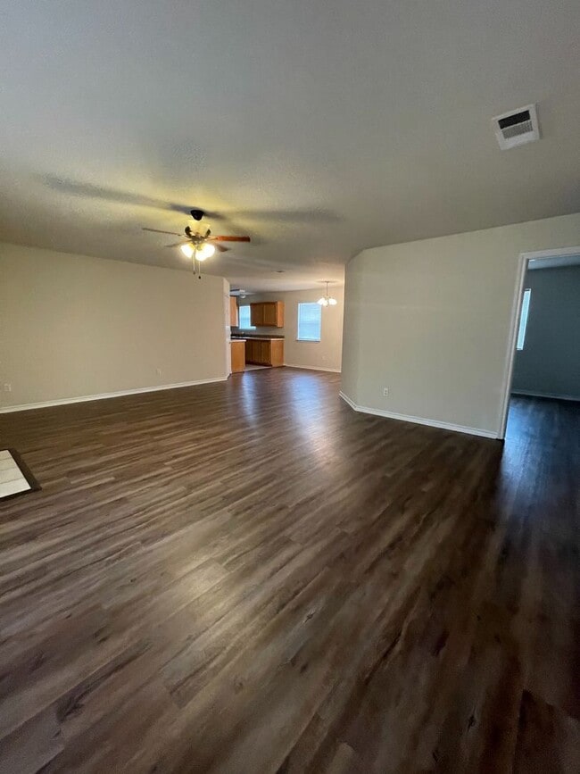 Building Photo - Beautiful home close to down town Granbury and Schools