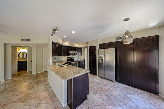 Building Photo - Stunning 3 bedroom, 2.5 bathroom Gold Cour...