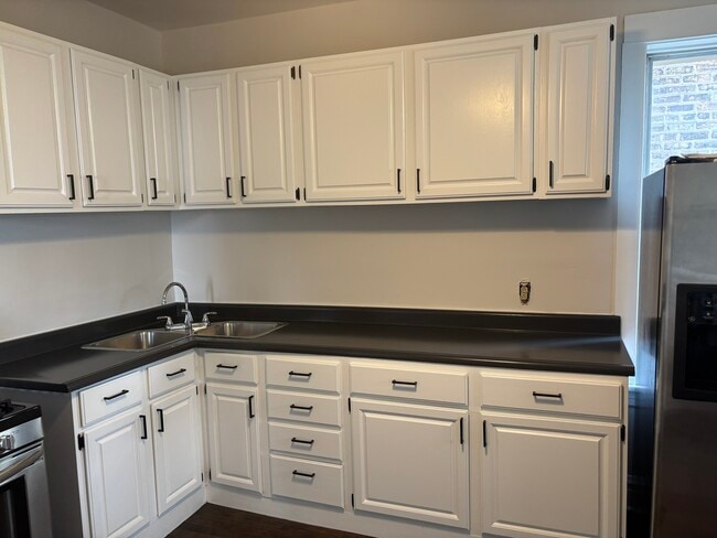 Building Photo - 2737 W Belmont Ave