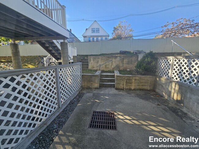 Building Photo - 150 N Beacon St