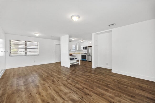 Building Photo - 500 NE 136th St