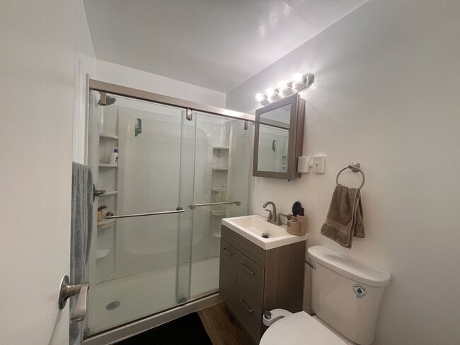 Building Photo - Downtown Furnished One-Bedroom Unit!